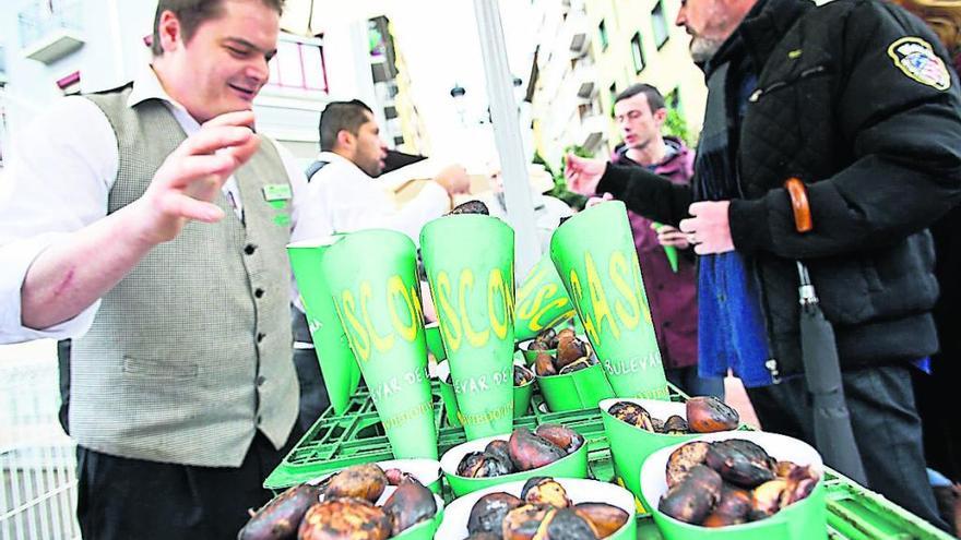 Cucuruchos de castañas asadas en el amagüestu de la Gascona. |