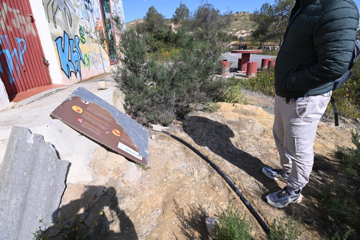 Señalética vandalizada con las normas del merendero del Pantano
