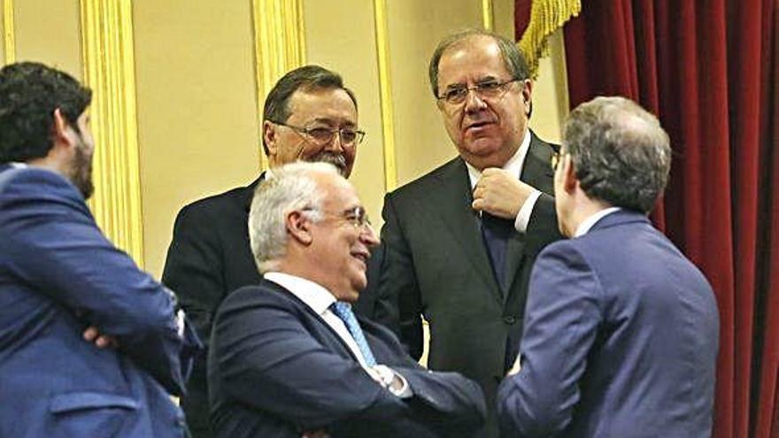 Herrera, ayer, junto a otro dirigentes en la tribuna del Congreso .