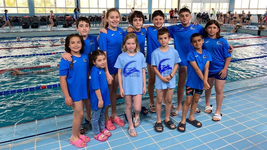 Nadadores del CN Xàtiva en el Trofeo Lilaila Kids en València.