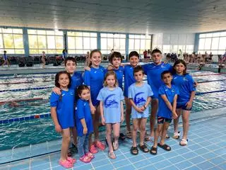 Medalla para los nadadores benjamines del CN Xàtiva en el Trofeo Lilaila Kids