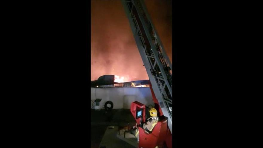 EN VÍDEO | El cos de bombers apagant l'incendi que ha cremat dues naus industrials al polígon Sant Isidre de Sant Fruitós