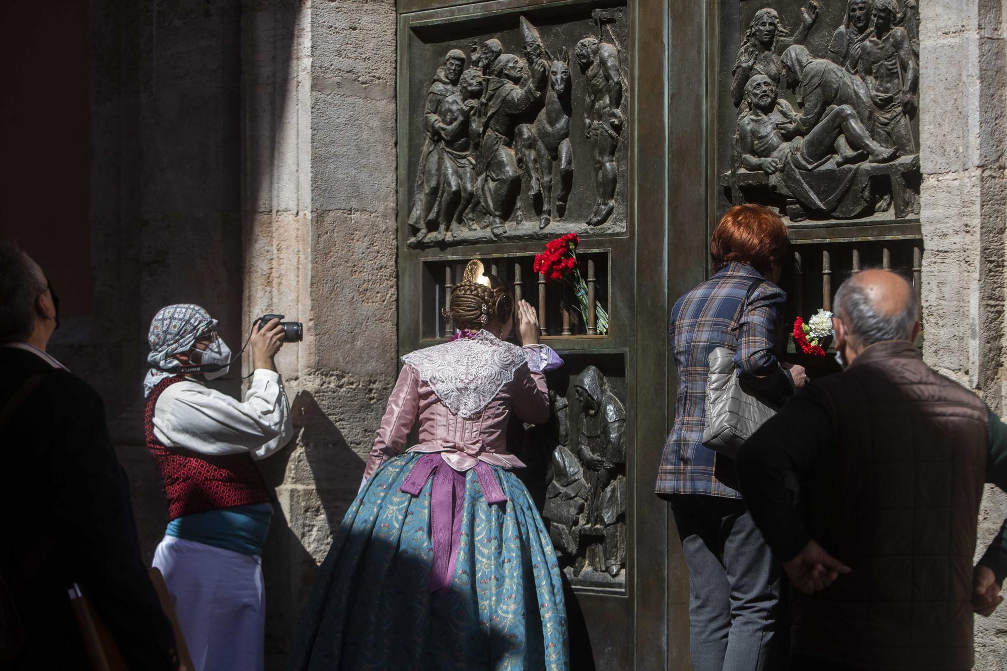 Flores de los falleros a la Virgen en el primer día de la "no ofrenda"