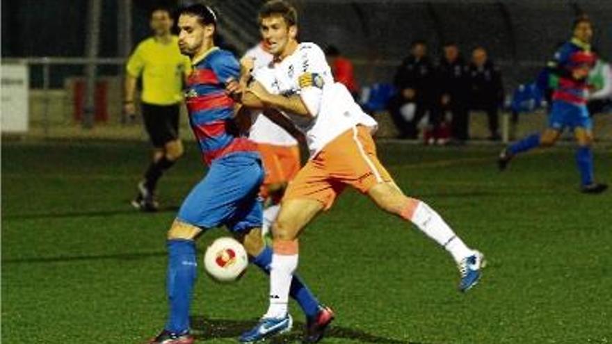 Salva Chamorro, autor del 2-0, i Carlos Delgado (Mestalla) no van acabar el partit, ja que van ser expulsats.