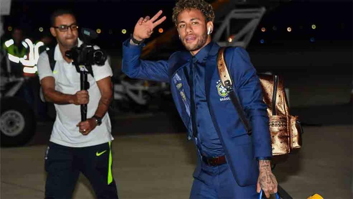 Neymar llegó a Sochi con un bolso de mano de lujo