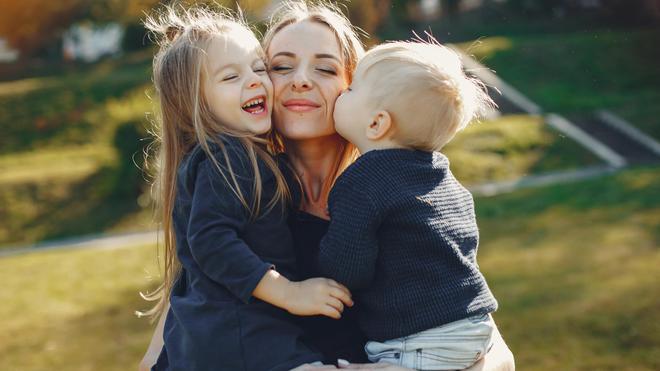 Una madre con sus hijos