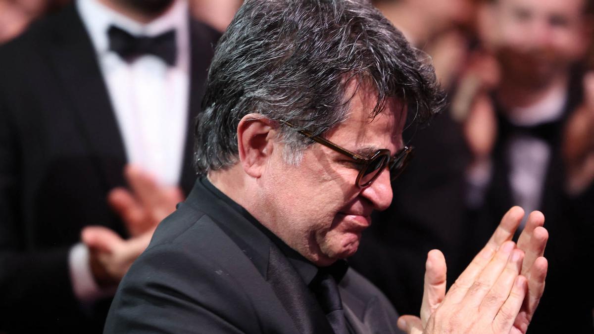 El director, guionista y productor iraní Jafar Panahi celebra tras ganar la Palma de Oro por la película Un simple accidente.