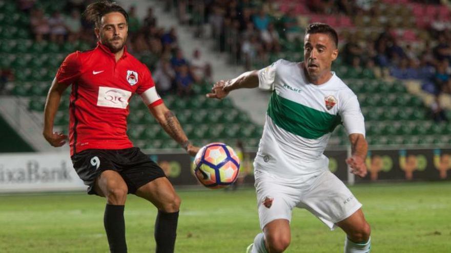 Pedro (d) y Sergio García luchan por un balón.