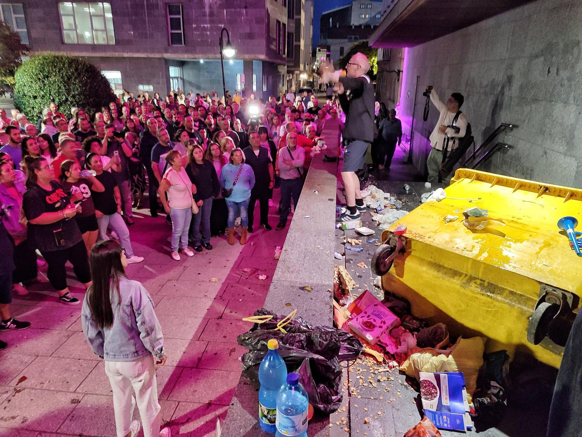 Multidudinaria protesta contra la subida de la basura en Cangas