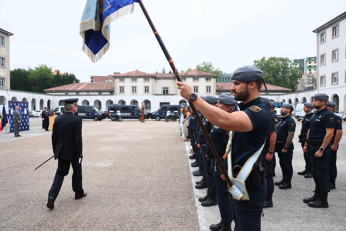 El acto en recuerdo de vícitmas del terrorismo celebrado por la Policía Nacional en Oviedo.