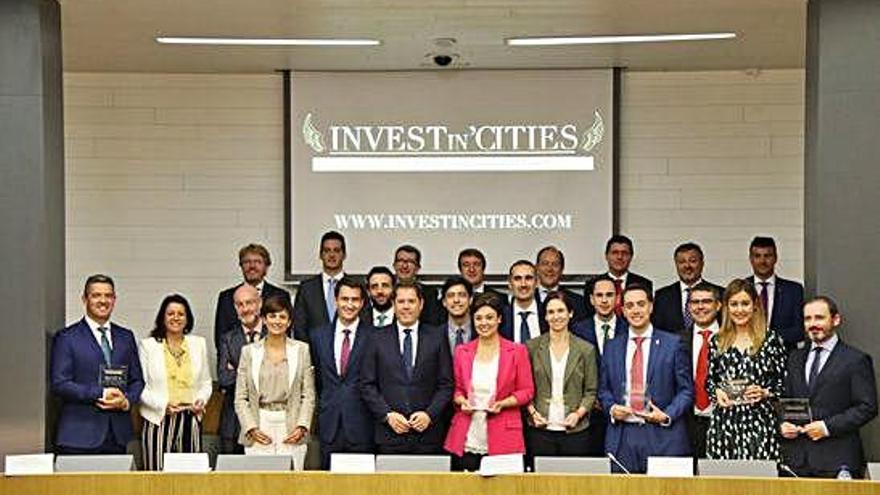 El alcalde Luciano Huerga junto a regidores de otras ciudades en el acto de CEOE en Madrid.