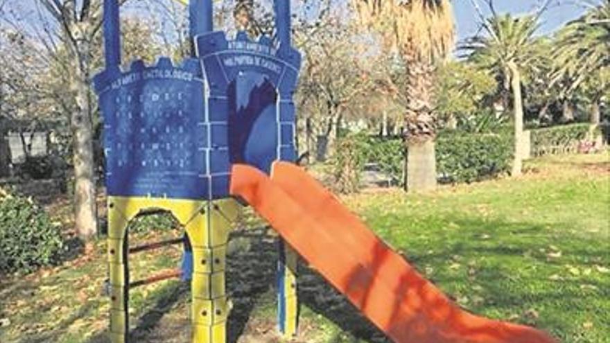 El Ayuntamiento de Malpartida de Cáceres renueva la zona de ocio infantil del parque Enrique Tierno Galván