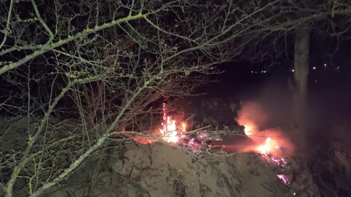 Pequeño incendio sofocado por los Bomberos en las inmediaciones del Cristo de las Batallas