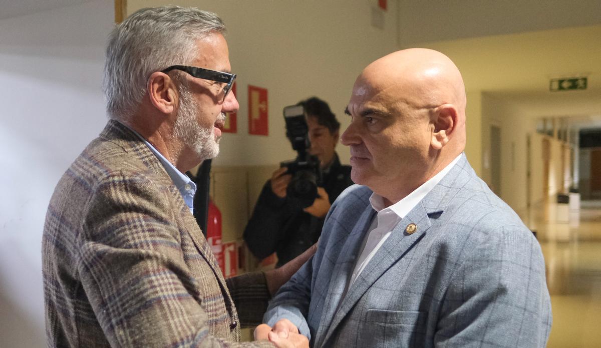 Lluis Serra y Gregorio Rodríguez dándose la mano tras conocer los resultados.