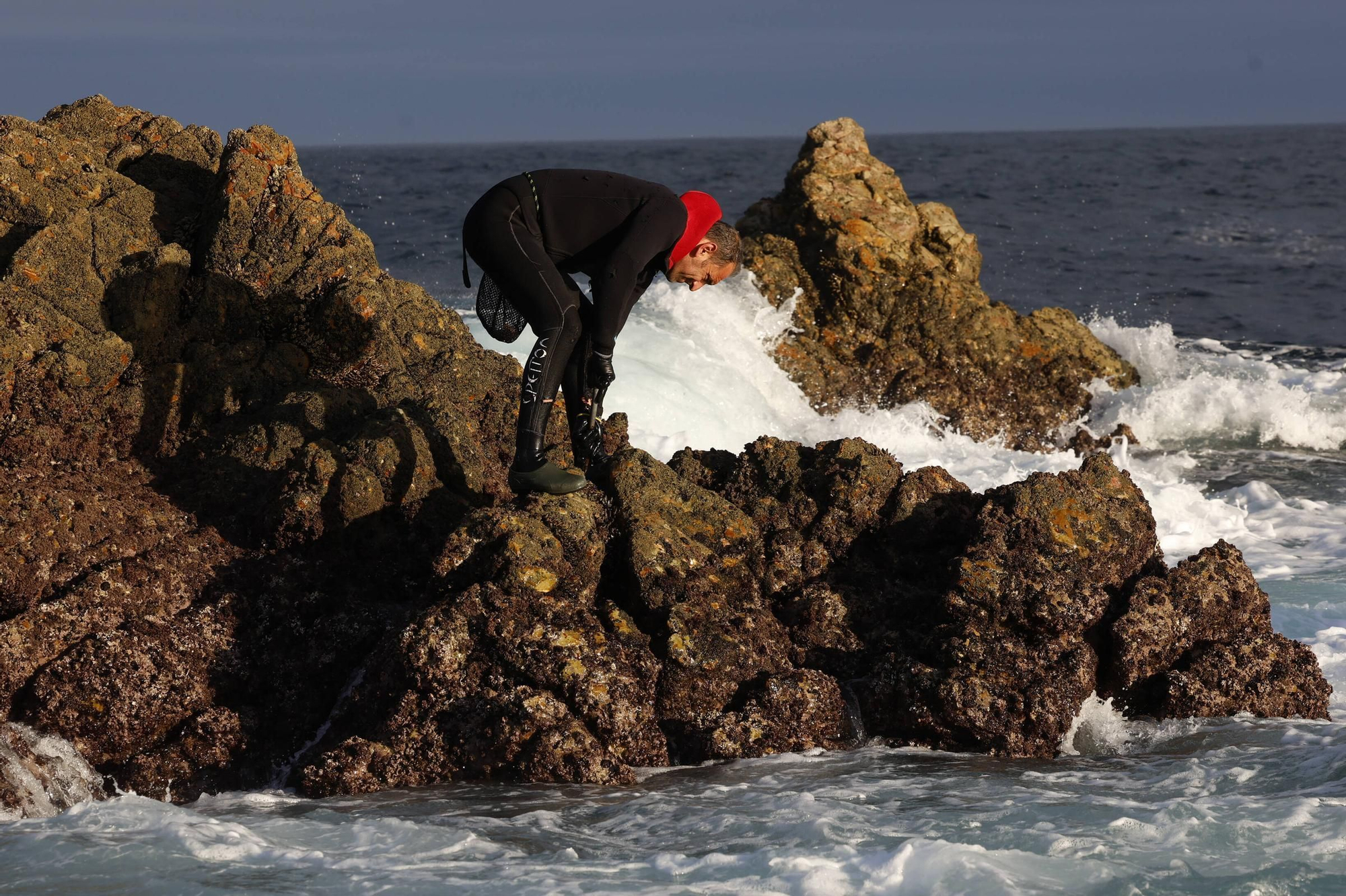 EN IMÁGENES: Así es la dura jornada de los perceberos del cabo Peñas: un oficio de alto riesgo a merced de las olas
