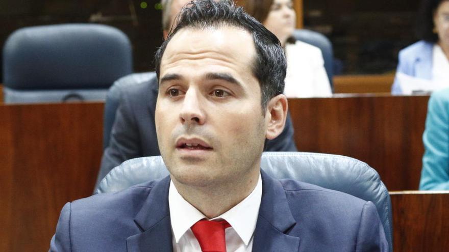 Aguado acusa al PSOE andaluz de gastar el dinero en &quot;prostitutas y cocaína&quot;