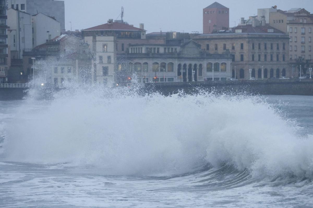 Oleaje en la playa de San Lorenzo en Gijón