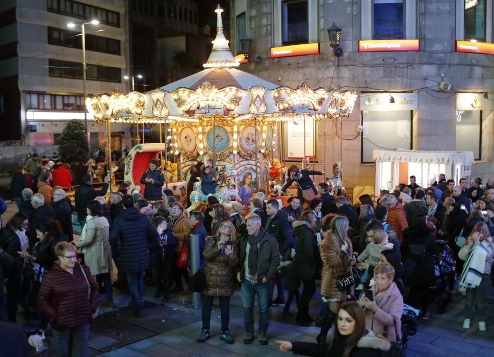 Las calles del centro volvieron a estar abarrotadas de turistas y locales seducidos por la Navidad de Vigo. Abel Caballero recibió a visitantes de Cuntis, Camariñas, Pinto y Alicante.