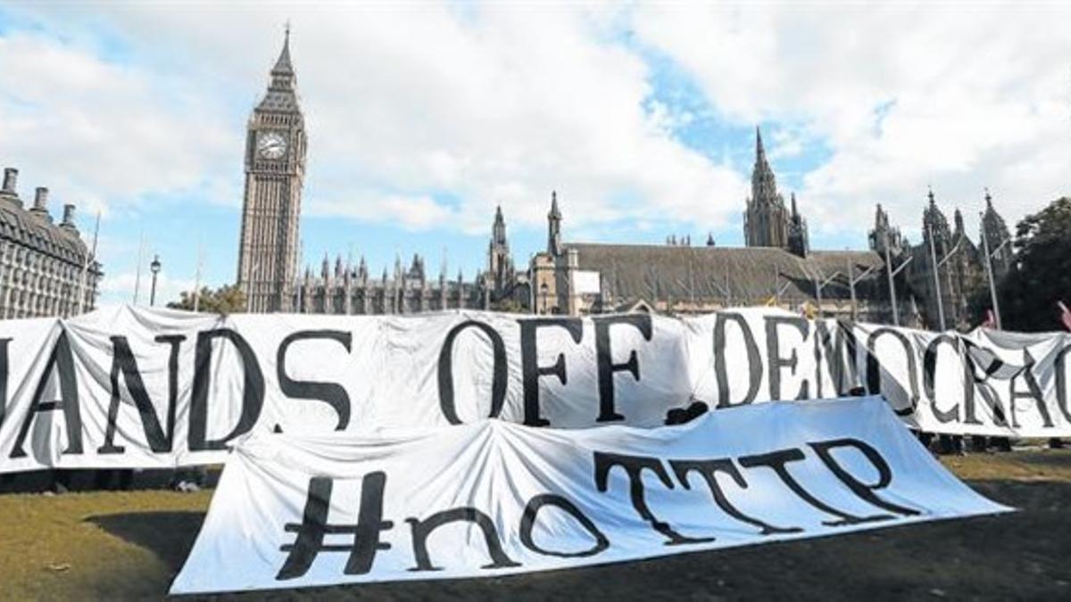 Protesta en  frente del Parlamento británico contra el TTIP en noviembre del 2014