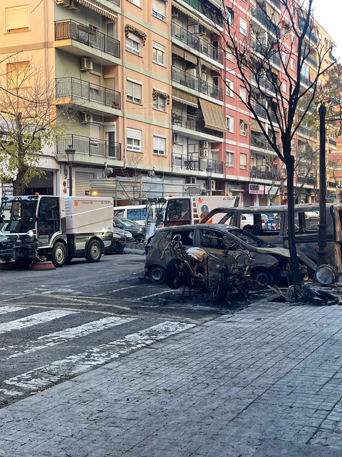 Un incendiario siembra el caos en Patraix al quemar 18 contenedores y más de una treintena de vehículos