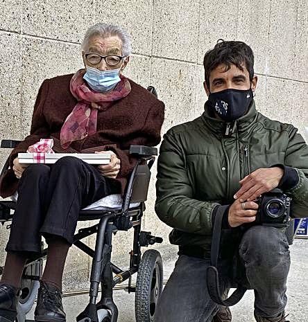 El reencuentro con Elena. Brais Lorenzo regresó el pasado mes de marzo a la residencia San Carlos de Celanova para reecontrarse con Elena Pérez, la protagonista de la foto multigalardonada.
