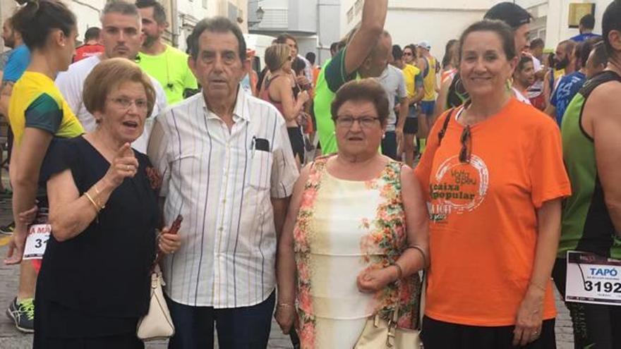 La alcaldesa de Ador con las hermanas y cuñado de Alfonso Estruch