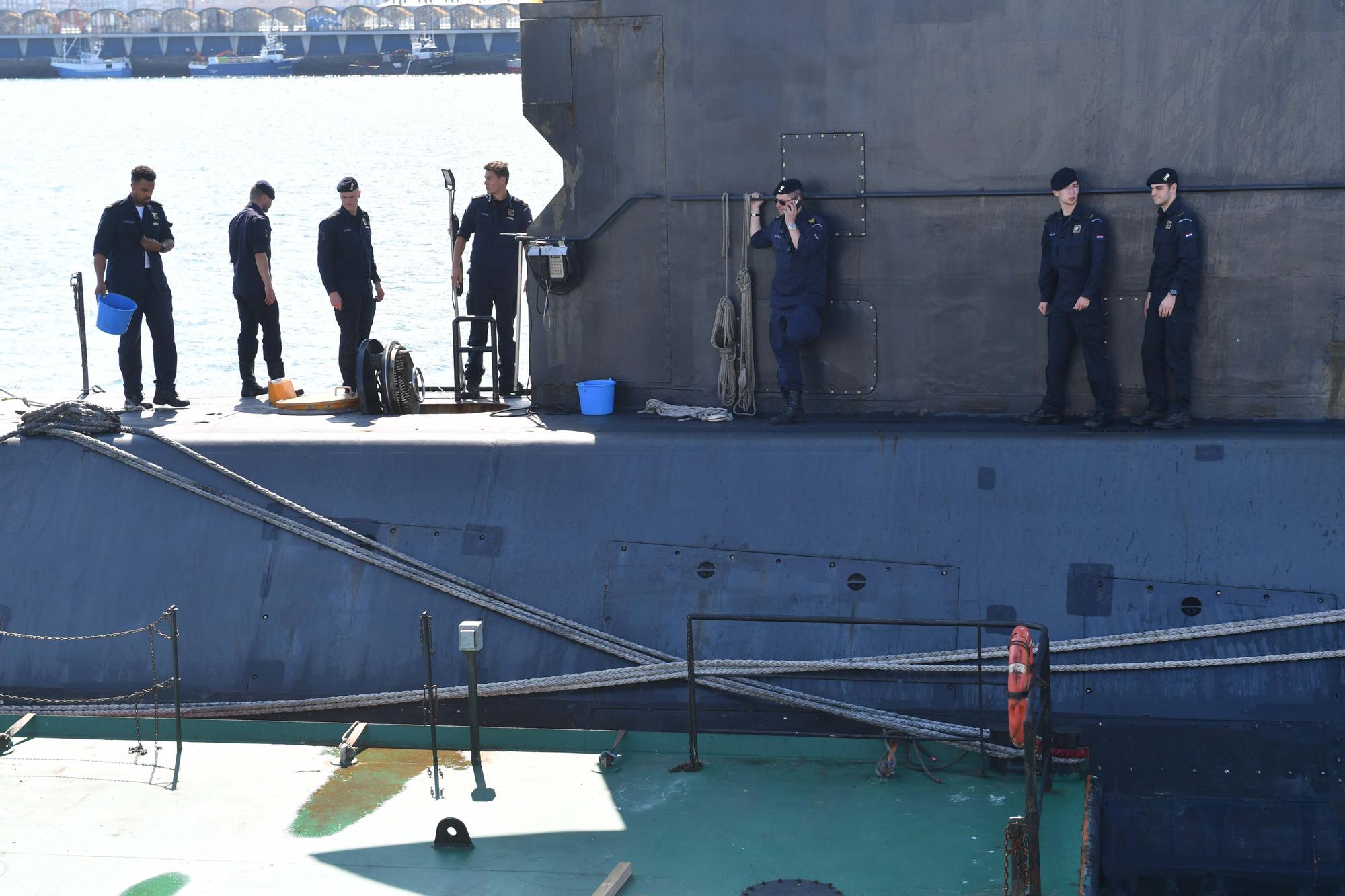 El submarino de la Armada holandesa Zeeleeuw atraca en el puerto