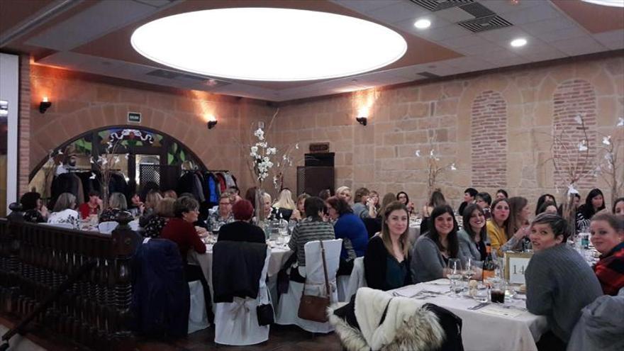 La asociación de mujeres celebra actos culturales y festivos