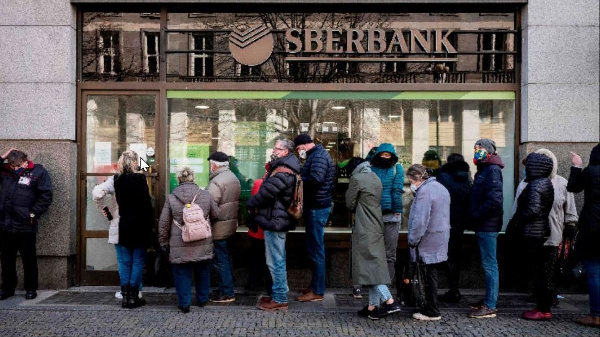 Colas de clientes en una sucursal del banco ruso Sberbank.