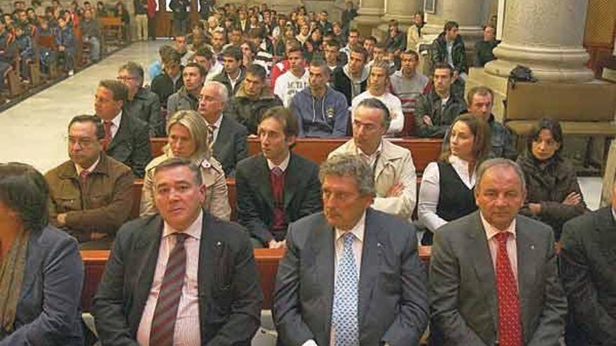 Ofrenda del club al Cristo de la Victoria - El Celta recuperó ayer la tradicional ofrenda al Cristo de la Victoria. El acto religioso estuvo encabezado por el presidente del club, Carlos Mouriño, al que acomparon sus consejeros, empleados y jugadores de la primera plantilla, del filial y de las categorías inferiores. &quot;Creo que nosotros tenemos que hacer nuestro esfuerzo, poner mucha dedicación y tratar de conseguirlo por nuestros medios, siempre bajo la protección de él, pero no dejándoselo todo a él&quot;, dijo Mouriño al referirse al Cristo.