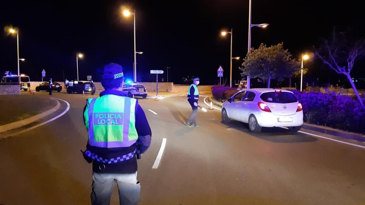 Imagen de uno de los controles nocturnos en los accesos a la ciudad para evitar desplazamientos a segundas residencias.