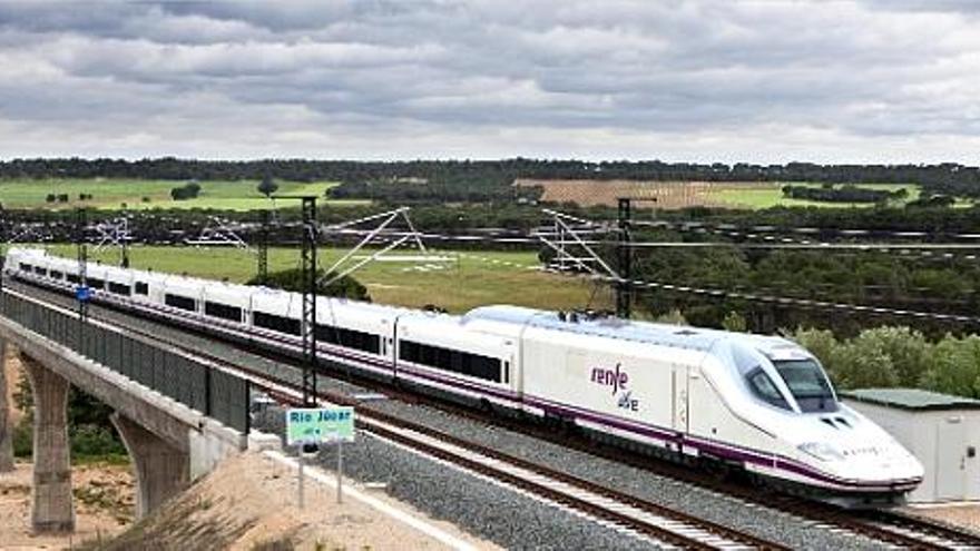 El &quot;pato&quot; que cubrirá la línea Madrid-Valencia, fotografiado el lunes en el viaducto sobre el río Júcar, en la plataforma que empezó a construirse en 2004.