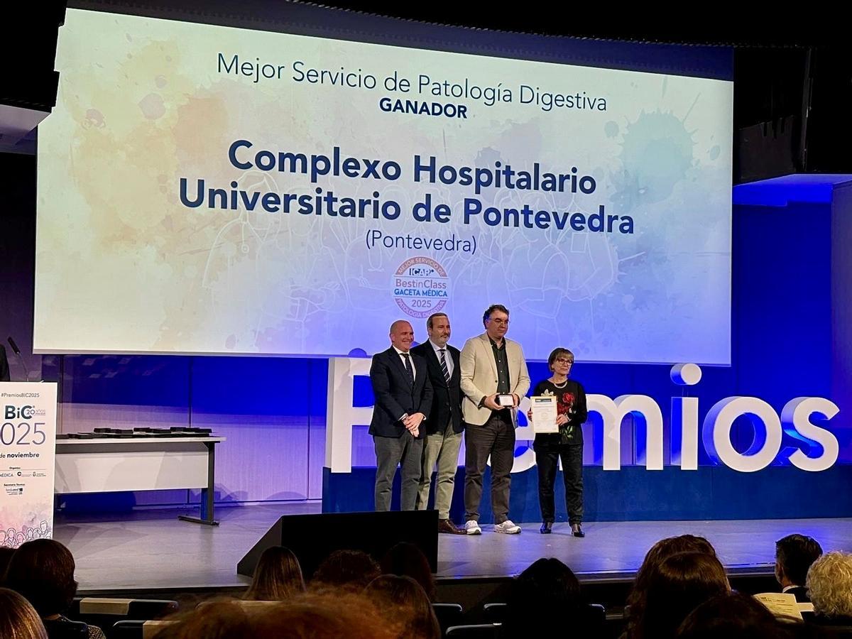 Recogida del reconocimiento al servicio de Digestivo.