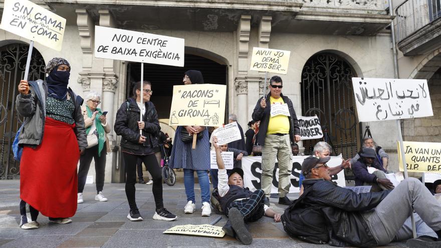 Les persones sense llar de Girona continuaran concentrant-se fins que algú «es digni a escoltar»