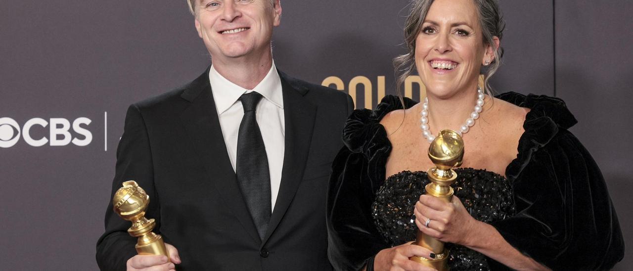 Christopher Nolan y Emma Thomas, con los Globos de Oro por 'Oppenheimer'