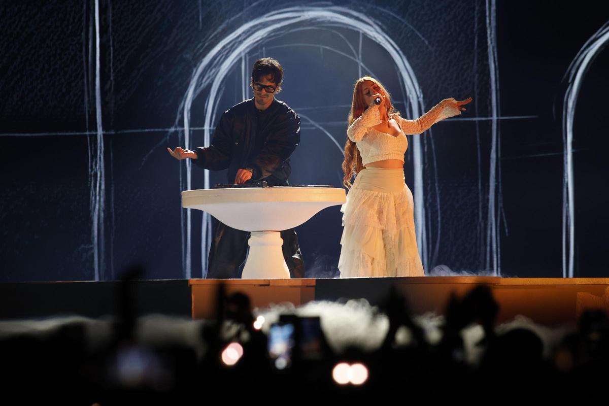 El dúo Tony Grox &amp;amp; Lucycalys durante su actuación en el Benidorm Fest 2026.