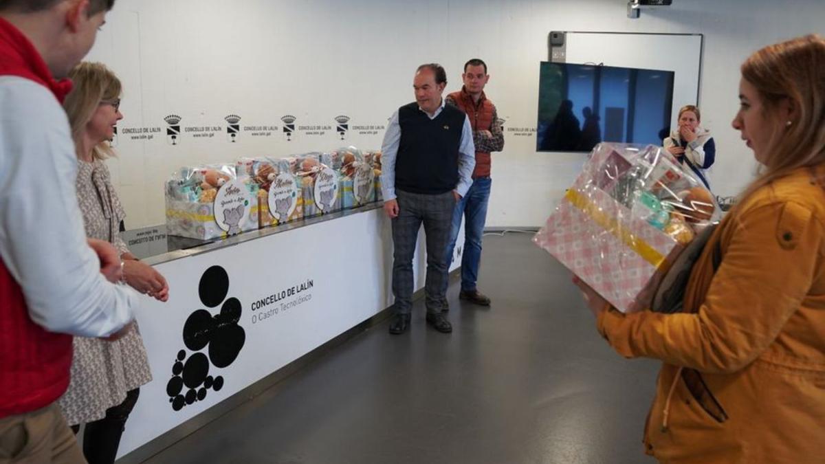 Entrega de lotes a familias, ayer, en la sala de prensa del consistorio.