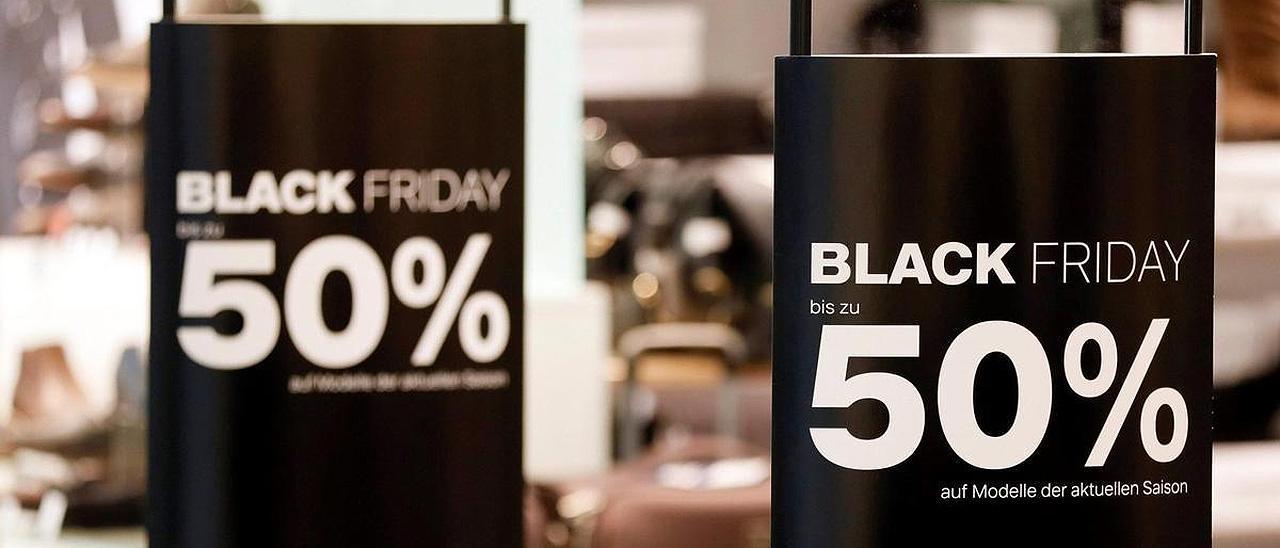 Carteles que anuncian el Black Friday en una tienda en una foto de archivo.