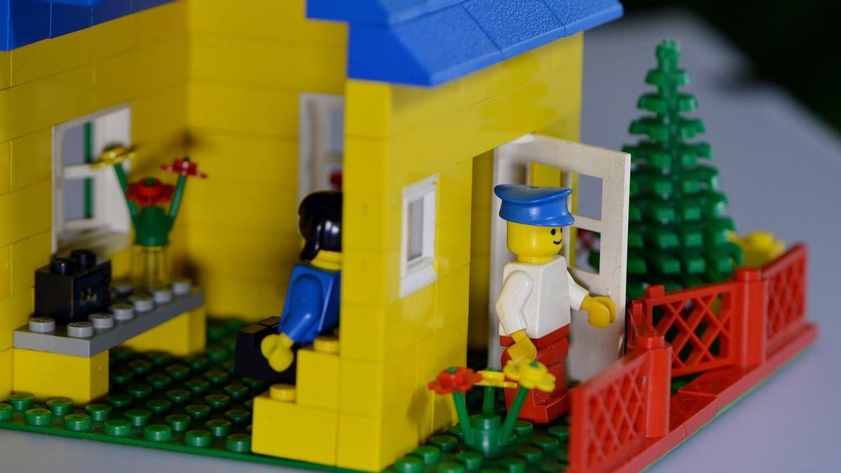 Una casita con jardín y dos personajes de LEGO