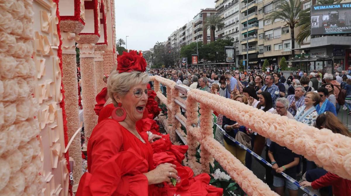 Miles de cordobeses participan en la Batalla de las Flores