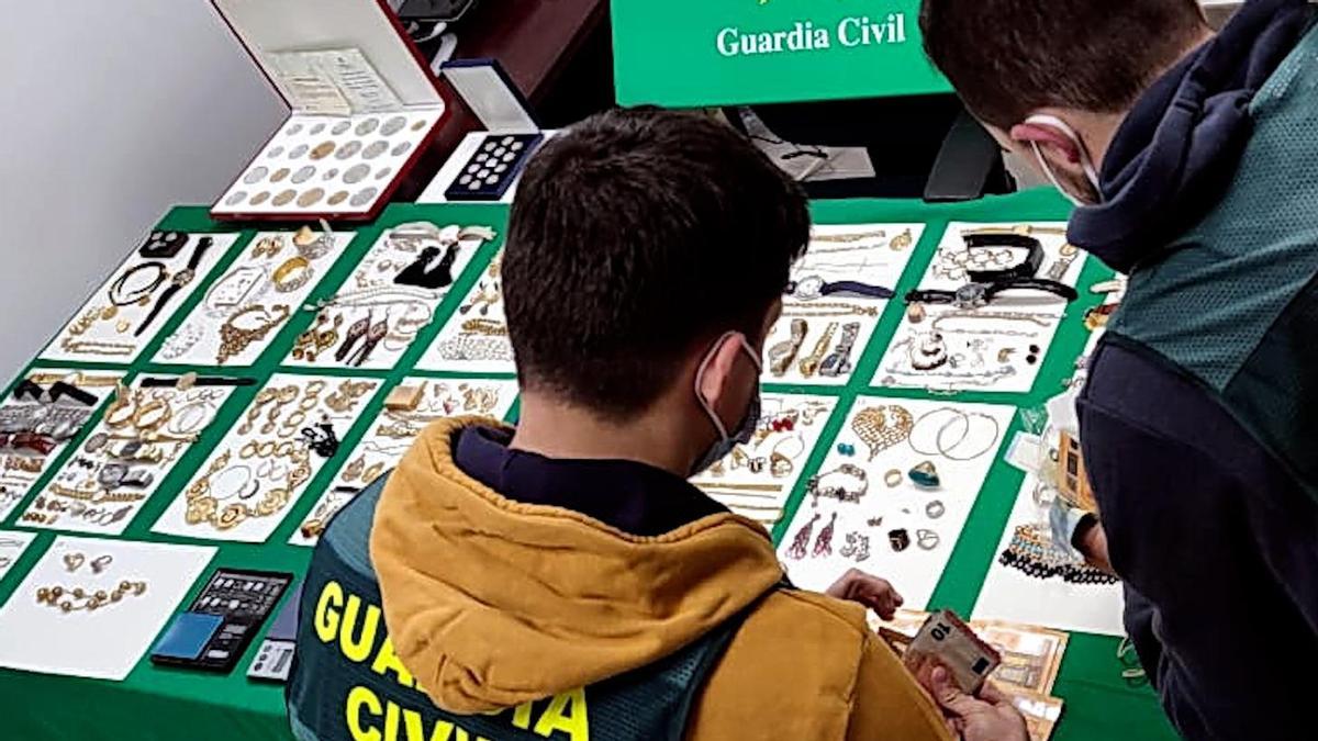 Imagen de varias de las joyas recuperadas por la Guardia Civil