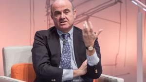 Archivo - El vicepresidente del Banco Central Europeo, Luis de Guindos, participa en la presentación del libro Un hombre con buena suerte