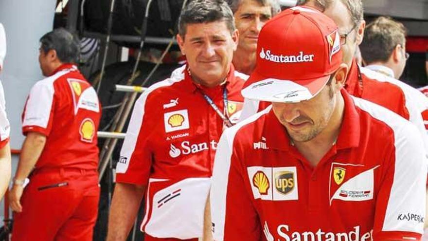 Alonso, con el cartel que le preparó Ferrari. | epa photo