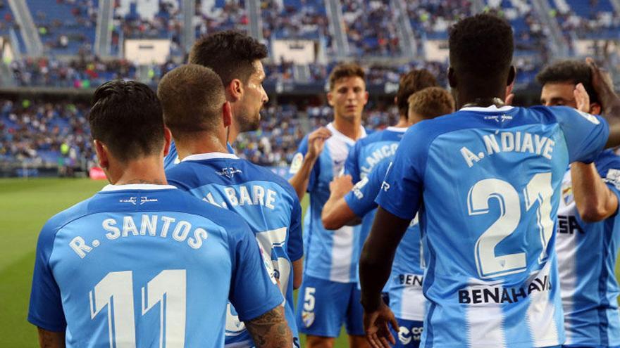 Los jugadores del Málaga CF celebran uno de los tantos conseguidos frente al Oviedo con la grada al fondo.