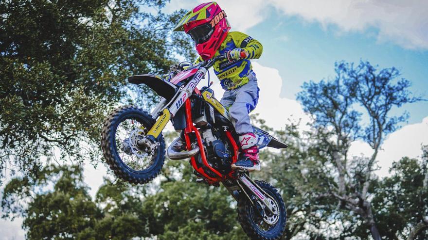 Álex González rompe moldes en el motocross portugués