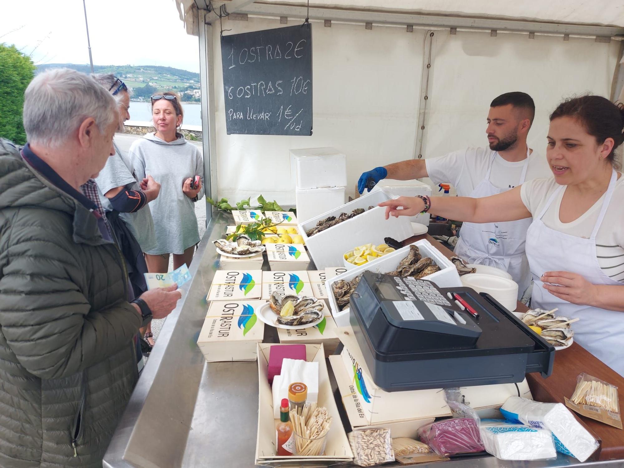 En imágenes: El festival gastronómico "Somos la ostra" llena Castropol