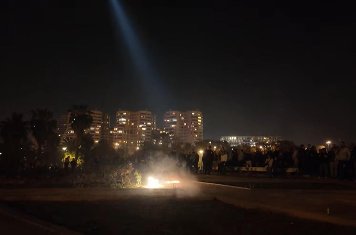 Foco disuasorio del helicóptero de la Policía Nacional durante la Nit del Foc, en la Rosaleda de Monteolivete.