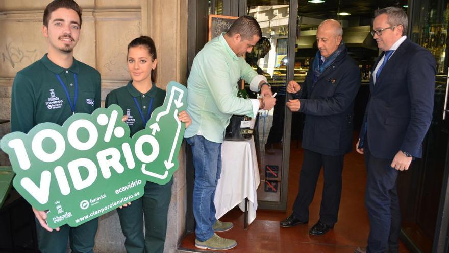 Roque Ortiz (c) visitó ayer bares de la plaza de las Flores para informar de la campaña.