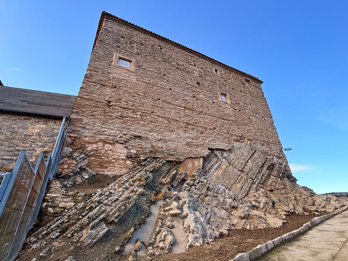 Detall de la façana que s'alça damunt dels afloraments de pedra
