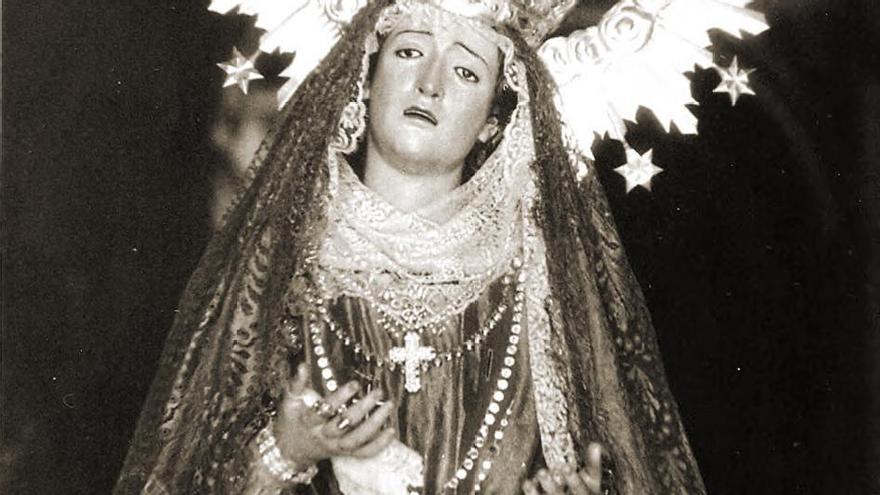 La antigua imagen de María Santísima del Amor, con las manos extendidas.